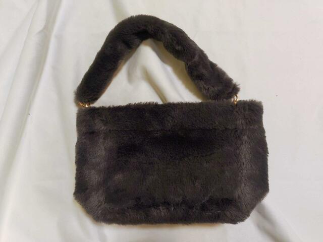 裏面は、シンプルな無地