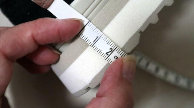 【ニューバランス WL996TV2】かかとはいちばん厚いところで2.5cmほどでしたが、インソールも含めて視線は3〜4cm上がる印象です