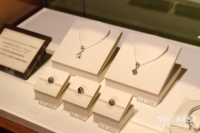 チャームだけでなくネックレスも一緒にプレゼントしてみては?