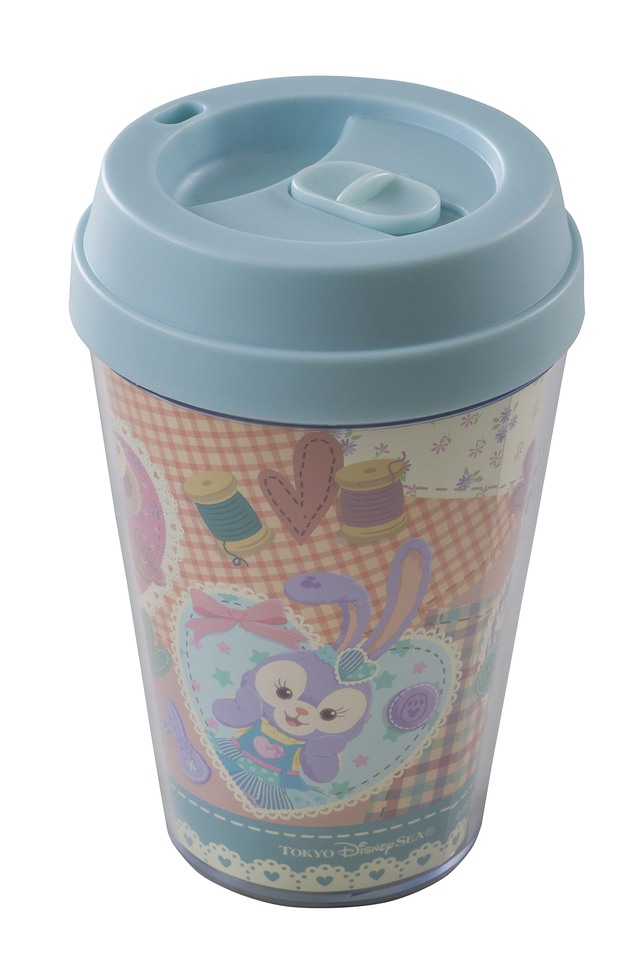 キャラメルミルクティーにプラス1,200円でスーベニアドリンクカップ付きにできます｜ケープコッド・コンフェクション｜東京ディズニーシー「ダッフィーのハートウォーミング・デイズ」スペシャルメニュー