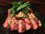 BLACKアンガス牛リブロースの溶岩石焼きステーキ（150グラム、1,880円）