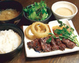 番番 新宿本店　炭火焼きステーキ御膳 950円（ライス・サラダ・味噌汁・とろろ付）　和風ソースと大根おろしソースを選べる。ご飯はおかわり自由で、とろろ付き。