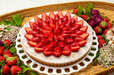 「イチゴのタルト～ホワイトチョコ風味～」piece ￥1,144、Whole 25cm ￥11,588、21cm ￥8,996、17cm ￥6,026、13cm ￥3,866