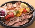 ＜神戸開花亭＞「アンガス牛のビーフステーキとホエー豚のベーコンのあぶりのＷ丼」（１食）税込972円