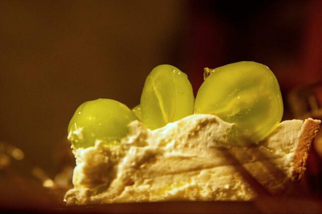 【シャトレーゼ  】横から見るとシャインマスカットの迫力が際立ちます