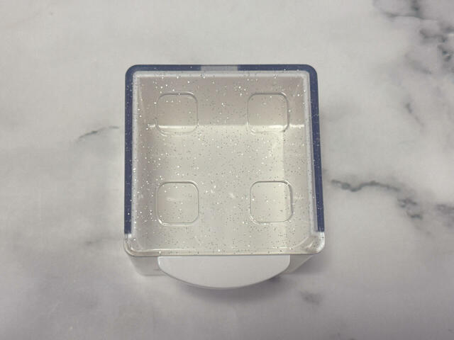 引き出し上部の四角い穴に秘密が！