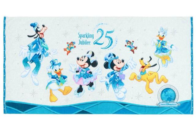 ワイドバスタオル 4,300円｜「東京ディズニーシー25周年“スパークリング・ジュビリー”」スペシャルグッズ｜販売店舗：東京ディズニーシー「エンポーリオ」｜発売日：2026年4月8日（水）