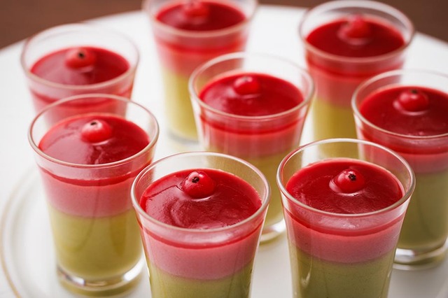 「ベリーとピスタチオのムース」<期間:2025年12月1日~2026年1月14日>【クリスマス期間限定で「牛フィレ肉のロッシーニ風」が登場♪ホテルメトロポリタン川崎で「ウィンターボヤージュビュッフェ」開催】