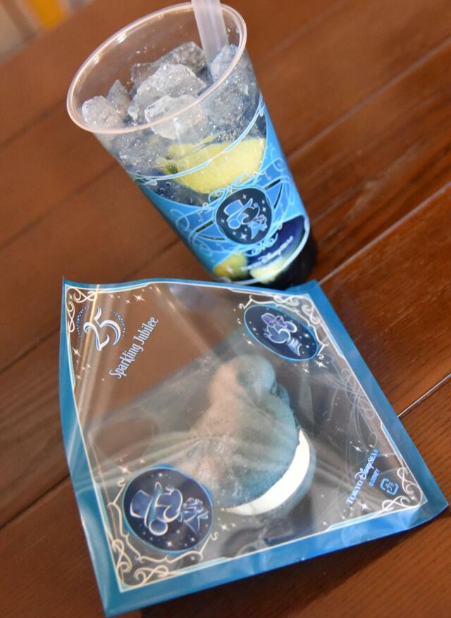 ミッキーマカロン（ホワイトチョコ）、レモネード（ブルーシロップ＆バタフライピー