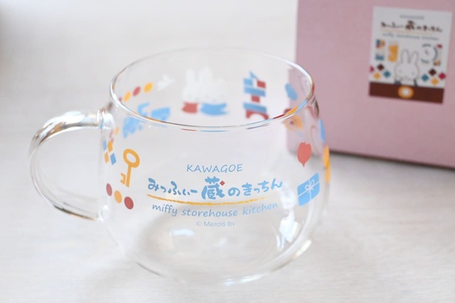 【みっふぃー蔵のきっちん＆べーかりー 川越店】「耐熱ガラスマグ かわごえさんぽ」にはお店のロゴも
