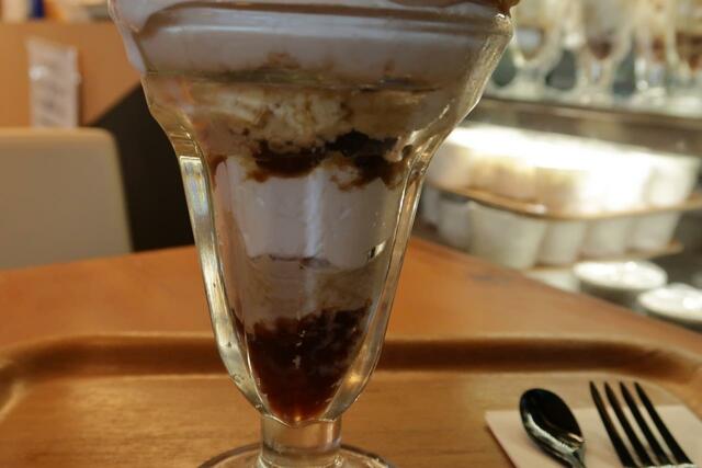 IBARAKI sense 「BARA cafe」笠間和栗のモンブランパフェ　ジェノワ、シャンティ、白ワインで煮込んだレーズン、紅茶のジュレの層