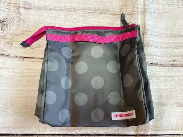 背面にもおしゃれなワンポイントが！