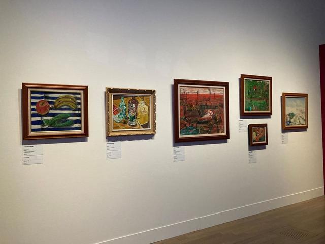 第2章「夢中、或いは我儘」展示風景。中学・高校時代の油彩画