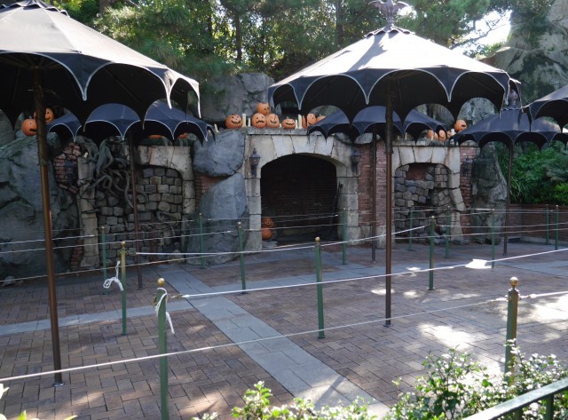 建物左側の中庭奥にあるのは「納骨堂」。