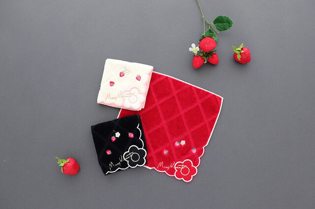 【マリークワント「イチゴ」シリーズ】タオルハンカチーフ　¥880（税込）／約20×20cm（1柄3配色）