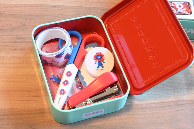 【『ミャクミャク文具缶BOOK』（宝島社）】中に入っているのはホチキス、ハサミ、マスキングテープ、丸クリップ、付箋、ジッパーバッグ2種。かわいすぎるミニ文具6点セット。