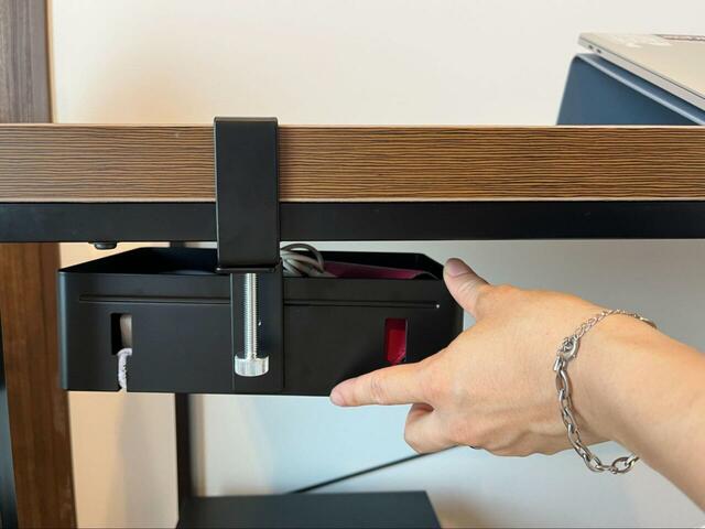 【山崎実業 テーブル横回転収納ラック】使わない時は机の下に収めればOK！ごちゃつきを見せず、必要なものをすぐに取り出せます