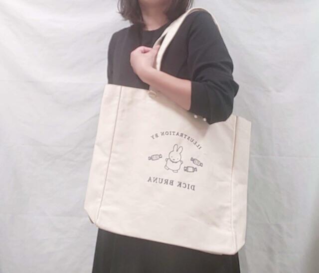 トートはシンプルで落ち着いたデザイン