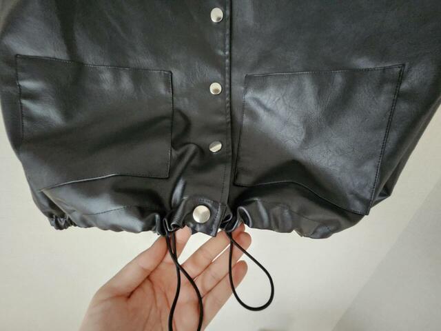 【coca フェイクレザーノーカラージャケット】ゴムタイプのアジャスターが2つ付いていて、腰回りのゆとりを調節できます