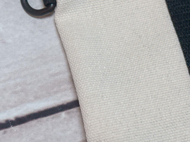 素材は綿とポリエステルの混紡。厚手で丈夫なコットンキャンバス調の生地