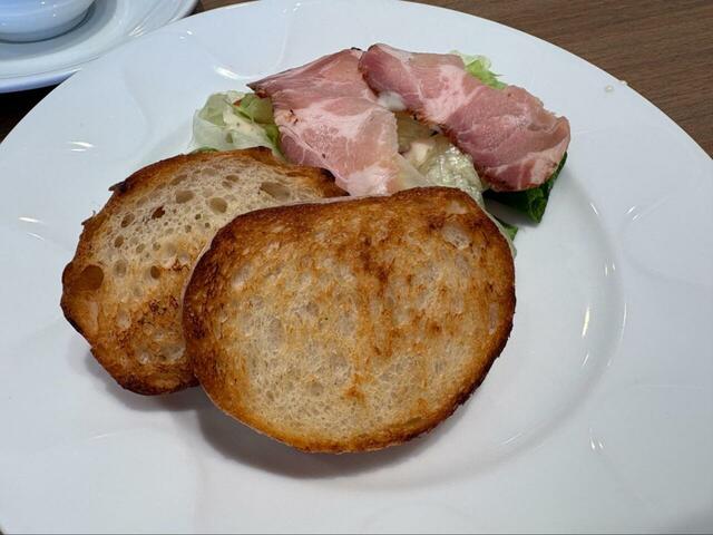 【デニーズ ローストポークサラダ 石窯ブール添え ドリンクつき】香ばしく焼かれた石窯ブールが付いて、軽めでもしっかり満足♪