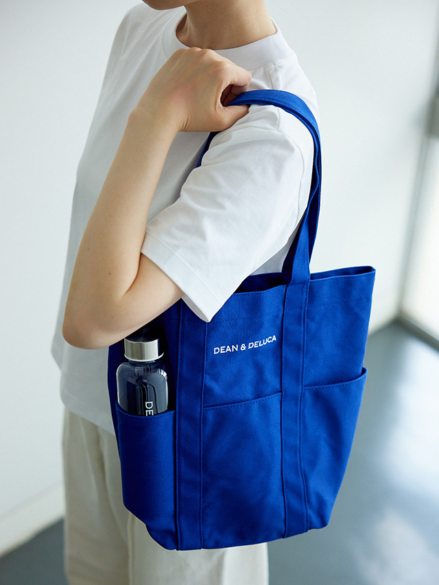 バッグは正面と両サイドにポケットを備えていて、機能面もばっちり。【DEAN & DELUCA初の「夏の福袋 2026」】