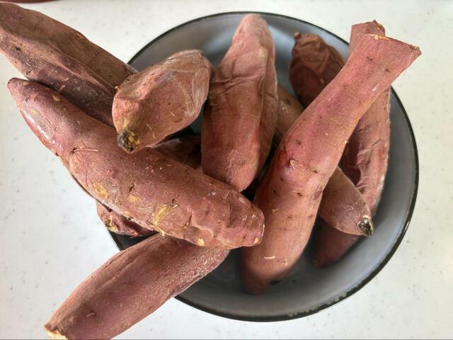 【コストコ 紅天使焼きいも】1.3kgの袋を開けるとこのボリューム感、ストックとしてまとめて冷凍庫に入れておけば家族で毎日少しずつ食べられます◎
