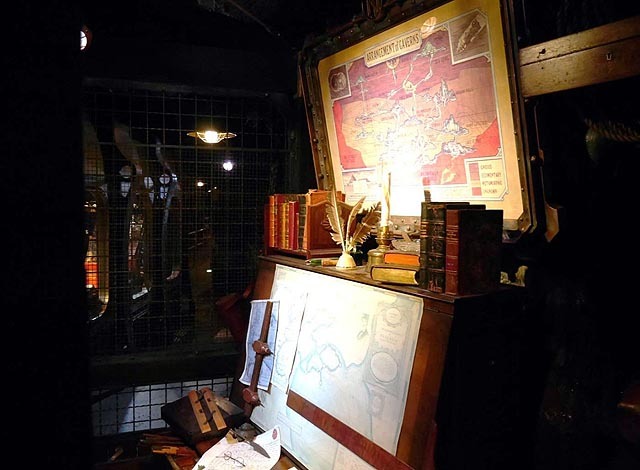 7. マグマサンクタムツアー　地図の作成に使われる書斎 ©Disney