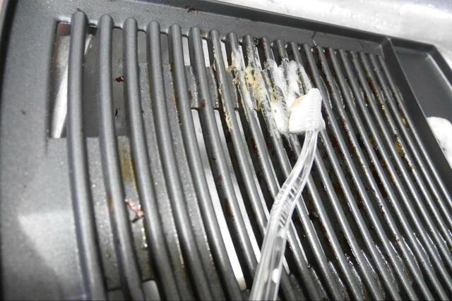 【ニトリ　減塩焼肉グリルプレート】歯ブラシを使うのがおすすめ