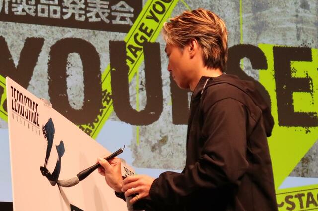 【EXILE×WORKMAN】墨を丁寧につけてから一文字目を力強く書き出すTAKAHIROさん