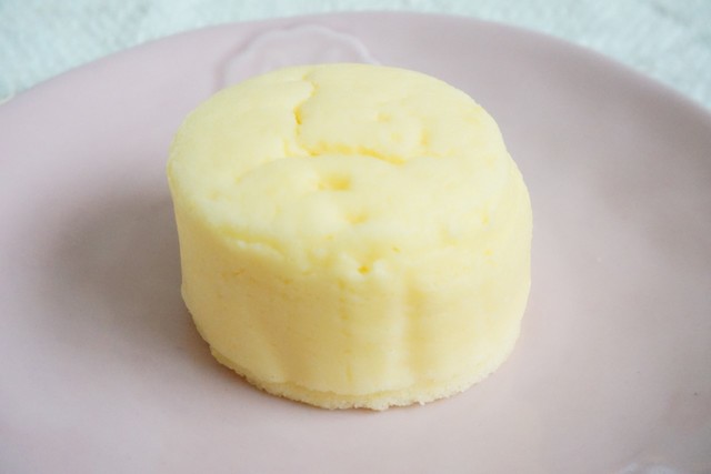 「チーズスフレ 4個入」1,200円（税抜）