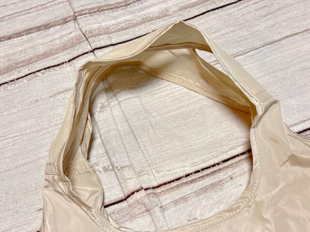 持ち手が長めに設計されているため、厚手のアウターを着ていてもラクに肩がけ可能!