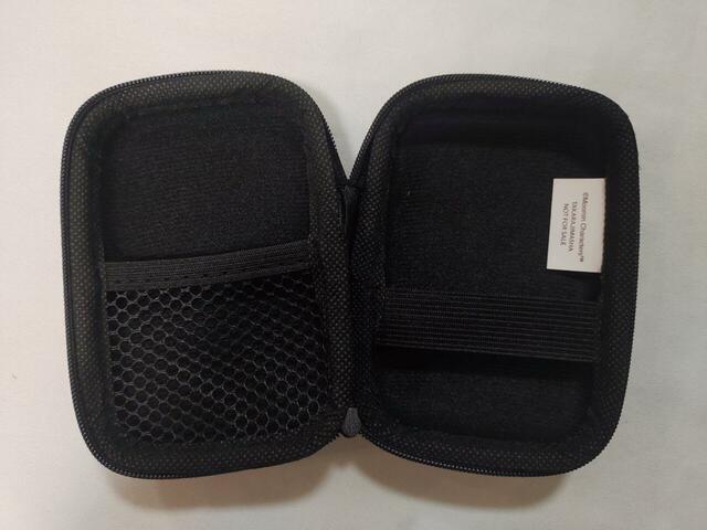 ケースの中は、落ち着いたブラック