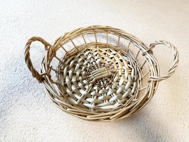 【3COINS（スリーコインズ）ウィロー手持ち付きバスケット】330円（税込）／丈夫で通気性も抜群