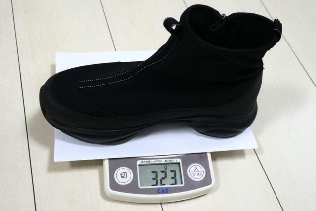 【ワークマン レディースサイドファスナー防水ブーツ】重さはLサイズ・片足で300g強。実際に履いてみても軽いです◎