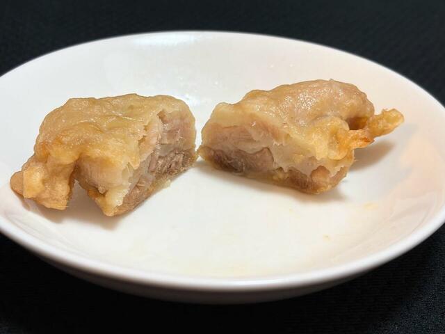 【ドン・キホーテ 冷凍塩唐揚げ】断面です。衣は薄めで、お肉は柔らかい食感でした