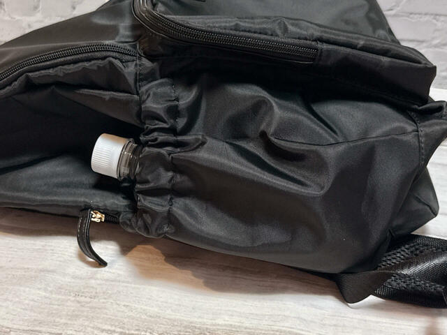 【ハニーズ 機能性多ポケットリュック】外側サイドのボトルホルダーには550mLペットボトルが収納可能