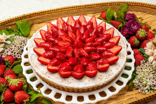 「イチゴのタルト～ホワイトチョコ風味～」piece ￥1,144、Whole 25cm ￥11,588、21cm ￥8,996、17cm ￥6,026、13cm ￥3,866