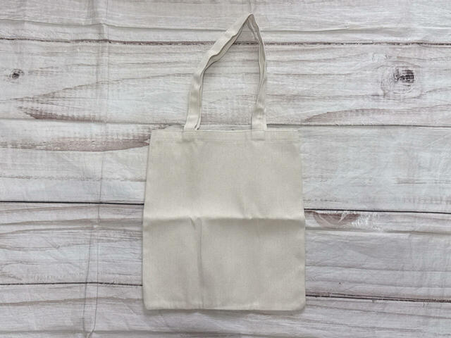 バックは装飾がないシンプルなデザイン