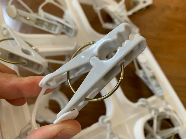 【ニトリ　簡単取り込みハンガー(40ピンチ ライトグレー)】ニトリの洗濯ばさみは滑らかな凹凸があるタイプ