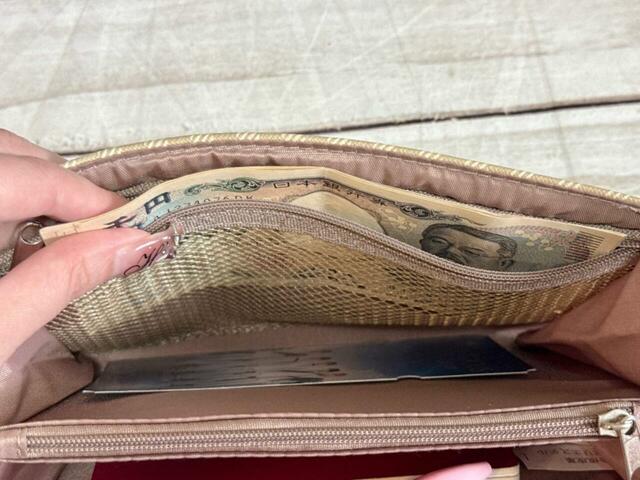 内側ファスナー付きメッシュポケットには紙幣を収納