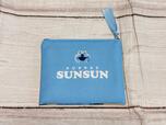 【パペットスンスンポーチギフト】背面はスンスンカラーのブルー。スンスンのお顔とロゴプリント入り♪