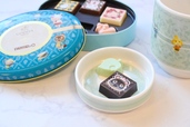 【ゴディバ meets どうぶつの森 アソートメント/Blue 6粒入 フタ付きティーマグカップセット】小皿にチョコレートをのせることもできますよ