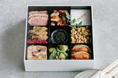 「OSECHI 2027(弐の重 )」<価格:59,400円(税込)>【日本の伝統と旬の美味を紡ぐ“DEAN&DELUCAの本格派おせち”「OSECHI 2027」の予約が、2026年9月18日よりスタート!】