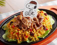 「ピーナッツギャングの牛焼肉のせ熱々鉄板ドライカレー」＜価格：899円（税込：988円）＞【【ジョイフル×ピーナッツ】コラボメニュー第2弾！“パンケーキタワー”も“ドライカレー”も可愛さ＆ボリューム満点！】