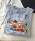 「アクリルキーホルダー付 DisneyアソートT」サックス 2,720円(税込価格 2,992円)【AS KNOW AS plus(アズノゥアズ プラス)『トイ・ストーリー』の限定デザインTシャツ】