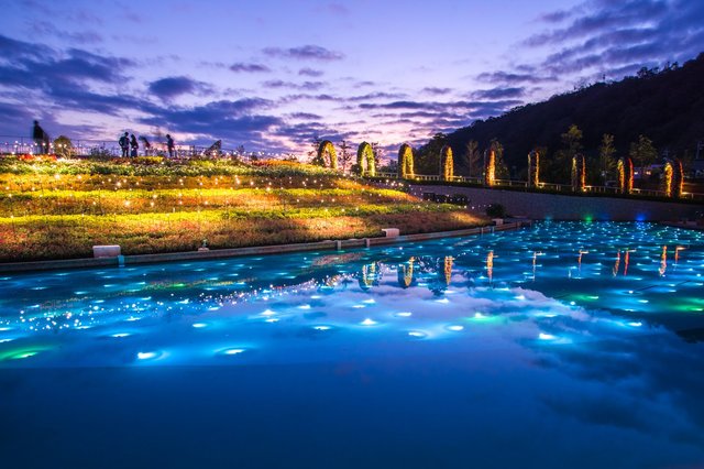 東三河の観光スポット：「フラワーラグーン」は、360°の花に囲まれたエリアなど、花畑の上を空中散歩しているような感覚が味わえる（ラグーナテンボス・蒲郡市）