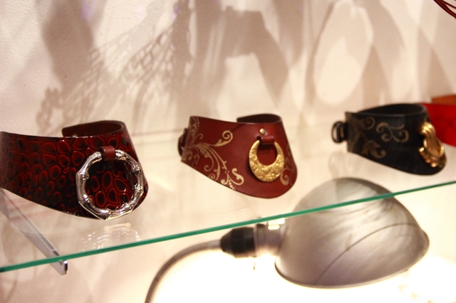 【7777　革や七四】「ひと首輪展」主催者の7777さん。自分が「楽しい」と思う首輪を追求し続け、使用者の人となりが表れる作品作りを心がける。