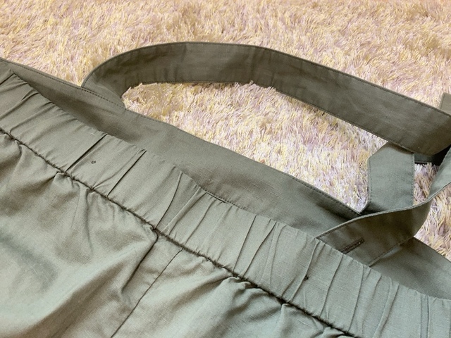 【ユニクロ リネンブレンドサロペット】背中にはゴムが入っています