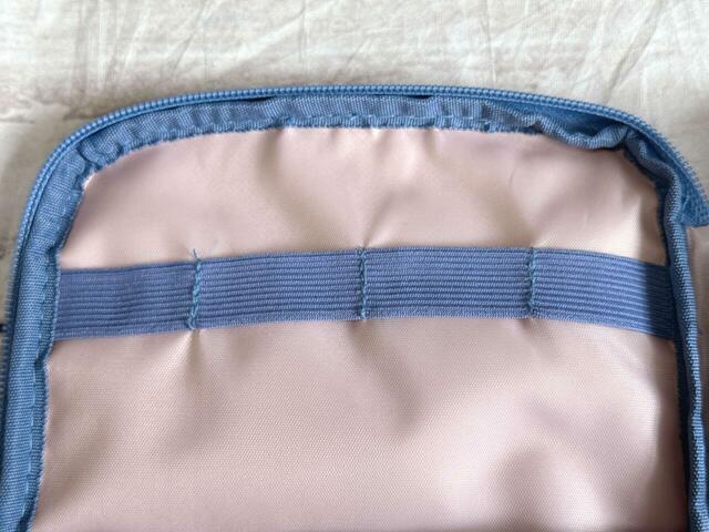 内側の左側は4つのゴムバンドつき